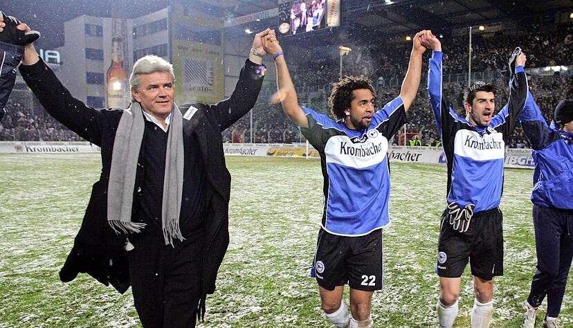 Goldene Zeiten: Trainer Uwe Rapolder feiert im März 2005 mit Arminia Bielefeld nach einem 1:0-Heimsieg gegen Rostock den Einzug ins Halbfinale des DFB-Pokals. An seiner Seite: Patrick Owomoyela.
Foto: Archiv/dpa