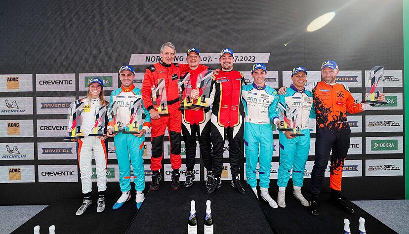 Christian Hauser (Racing-Experience-Teamchef), Gary Hauser und Markus Pommer (in rot, von links nach rechts) standen nach dem ersten Rennen am Norisring ganz oben auf dem Podest. Christian Hauser (Racing-Experience-Teamchef), Gary Hauser und Markus Pommer (in rot, von links nach rechts) standen nach dem ersten Rennen am Norisring ganz oben auf dem Podest.