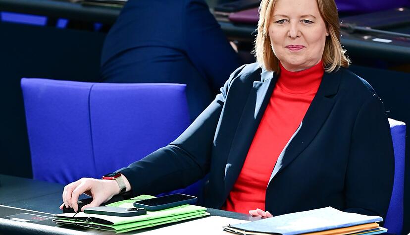 Arbeitsministerin B&auml;rbel Bas h&ouml;rt - hinter Finanzminister Lars Klingbeil (beide SPD) - bei der Debatte zu ihrer B&uuml;rgergeld-Reform zu.