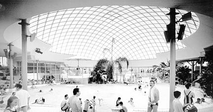 Eingeweiht im September 1990: Das Aquatoll Neckarsulm hat sich überregional einen Namen gemacht (Foto aus 1999) . Zu den Problemen gehört die markante Kuppel: Sie reflektiert den Schall.
Foto: Archiv/Eisenmenger