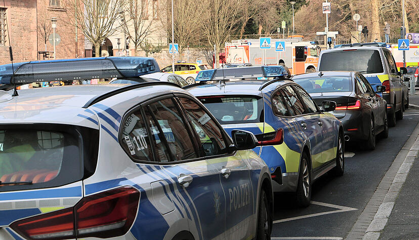 Einige Polizeifahrzeuge und Rettungswagen stehen in der Nähe eines Tatortes vor einem Park. Bei einer Gewalttat in einem Park sind nach ersten Erkenntnissen mehrere Menschen mutmaßlich durch eine Stichwaffe schwer verletzt worden. Einige Polizeifahrzeuge und Rettungswagen stehen in der Nähe eines Tatortes vor einem Park. Bei einer Gewalttat in einem Park sind nach ersten Erkenntnissen mehrere Menschen mutmaßlich durch eine Stichwaffe schwer verletzt worden.