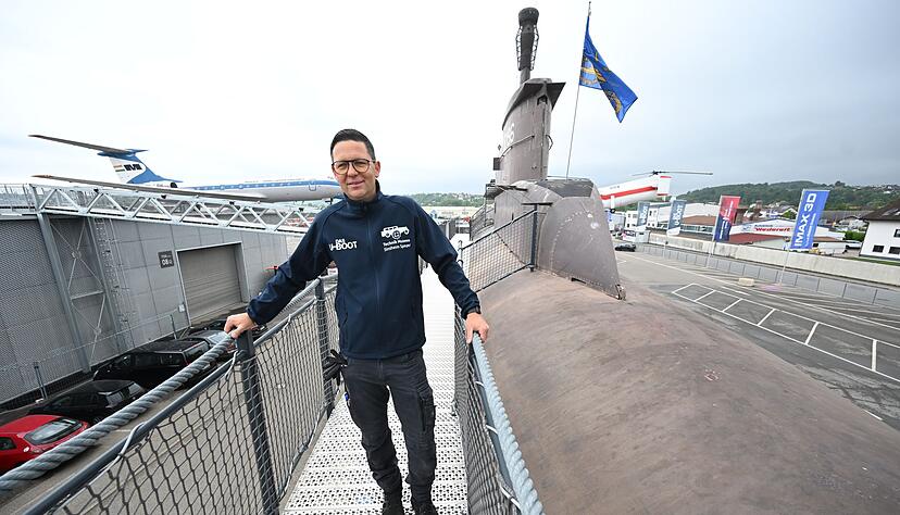 Der stellvertretende Werkstattleiter des Technik Museums Sinsheim, Matthias Krieg, steht auf dem Steg neben U17.