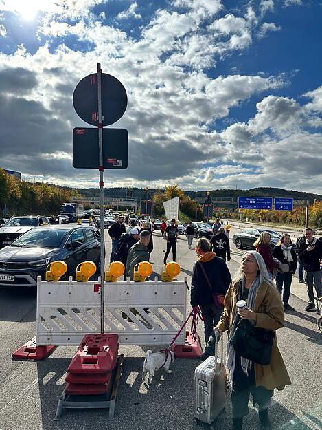 Autofahrer müssen den Tunnel zu Fuß verlassen und gelangen durch Notausgänge ins Freie.