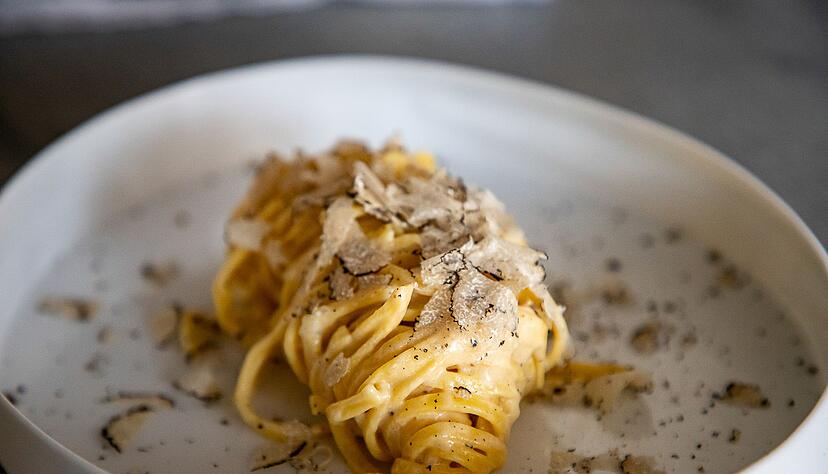 Hier ist der Trüffel der Star und braucht nicht viel Beiwerk: Über die Tagliatelle wird der Trüffel hauchdünn geraspelt. Hier ist der Trüffel der Star und braucht nicht viel Beiwerk: Über die Tagliatelle wird der Trüffel hauchdünn geraspelt.