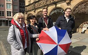 Stadtführerin Edith Süßenbach auf einer der letzten öffentlichen Stadtführungen durch Heilbronn mit einer Studentengruppe. Ab jetzt werden auch die Führungen ausgesetzt. Auf dem Bild zu sehen sind die Studenten Vanessa Zhang, Steffen Münzenberg und Jan Peylo. Foto: Carsten Friese Stadtführerin Edith Süßenbach auf einer der letzten öffentlichen Stadtführungen durch Heilbronn mit einer Studentengruppe. Ab jetzt werden auch die Führungen ausgesetzt. Auf dem Bild zu sehen sind die Studenten Vanessa Zhang, Steffen Münzenberg und Jan Peylo. Foto: Carsten Friese