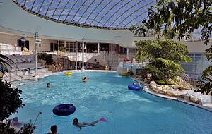 Das Freizeitbad Aquatoll ist ein überregional bekanntes Ausflugsziel.