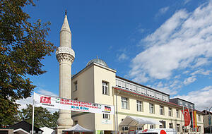 Vor 20 Jahren baute eine muslimische Gemeinde in direkter Nachbarschaft zur Aukirche die alte Schuhfabrik an der Goppeltstraße zur Moschee um. Foto: Archiv/Veigel Vor 20 Jahren baute eine muslimische Gemeinde in direkter Nachbarschaft zur Aukirche die alte Schuhfabrik an der Goppeltstraße zur Moschee um. Foto: Archiv/Veigel