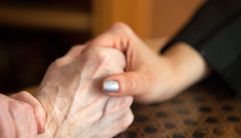 Ich stehe dir bei: Das müssen gut verdienende Kinder unter Umständen auch finanziell, wenn ihre Eltern die Pflegeheimkosten nicht selbst aufbringen können. Ich stehe dir bei: Das müssen gut verdienende Kinder unter Umständen auch finanziell, wenn ihre Eltern die Pflegeheimkosten nicht selbst aufbringen können.