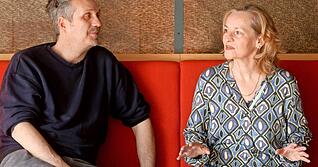 Ein St&uuml;ck, das alles in der Schwebe h&auml;lt, sind sich Schauspielerin Sabine Unger und Regisseur Gustav Rueb einig &uuml;ber die Qualit&auml;t der schwarzhumorigen Kom&ouml;die &bdquo;Eine Mords-Freundin&ldquo; von Steven Moffat.