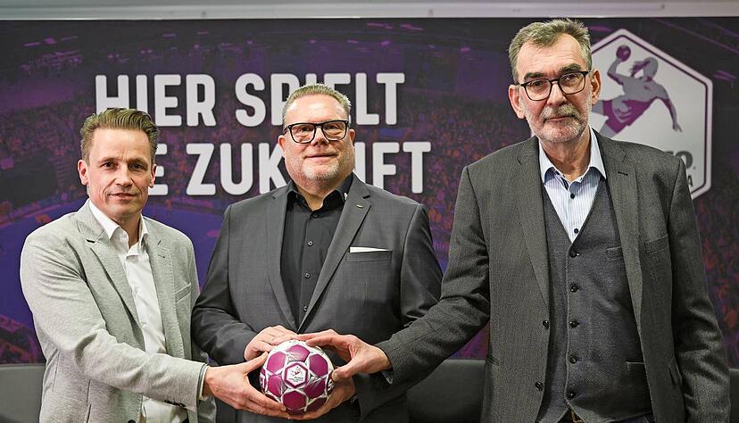 Christoph Wendt (Geschäftsführer Handball Bundesliga Frauen), René Schneider (Geschäftsführer Alsco) und Andreas Thiel (Vorstandsvorsitzender HBF) (von links) haben in Ludwigsburg die neue Partnerschaft vorgestellt. Christoph Wendt (Geschäftsführer Handball Bundesliga Frauen), René Schneider (Geschäftsführer Alsco) und Andreas Thiel (Vorstandsvorsitzender HBF) (von links) haben in Ludwigsburg die neue Partnerschaft vorgestellt.
