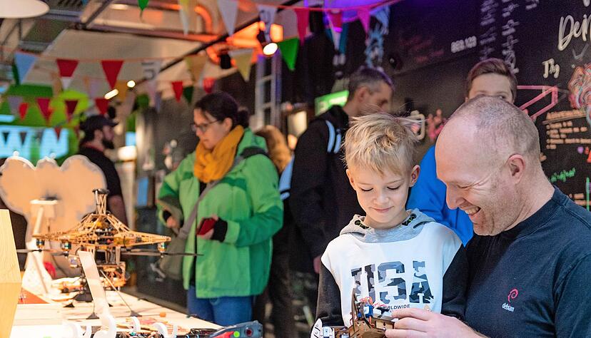 Besondere Objekte und Technik konnten Tüftler jeden Alters in der Experimenta erleben − vor allem mit Materialien, die man sonst nicht zu Hause hat.
Foto: Mario Berger