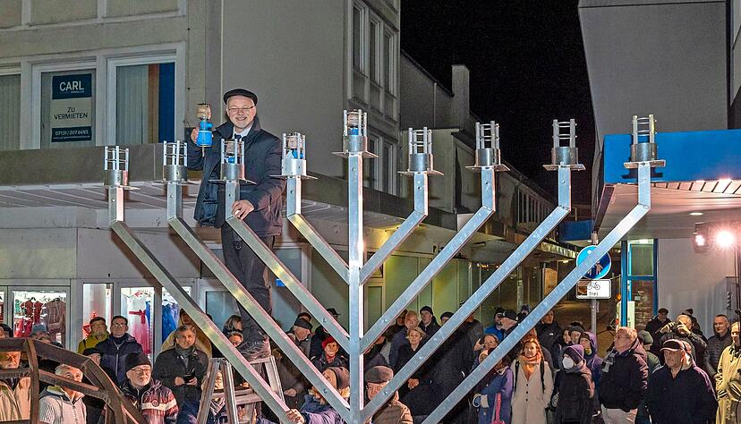 Rabbiner Mordechai Pavlovsky und die Festgemeinde am Montagabend beim Entzünden des Chanukka-Leuchters an der Allee 4, also dort, wo einst die jüdische Synagoge stand. Das Lichterfest endet am Freitag.
Fotos: Christiana Kunz