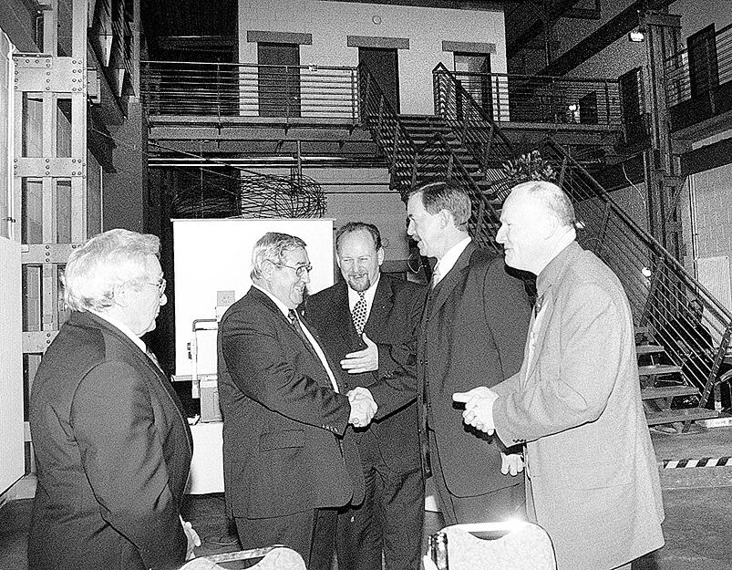 Zur Einweihung am 14.1.1999 kommen prominente Gäste. Walter Döring, baden-württembergischer Wirtschaftsminister, begrüßt Artur Fischer von den Fischerwerken Waldachtal. Er ist Erfinder der Dübel. Zur Einweihung am 14.1.1999 kommen prominente Gäste. Walter Döring, baden-württembergischer Wirtschaftsminister, begrüßt Artur Fischer von den Fischerwerken Waldachtal. Er ist Erfinder der Dübel.