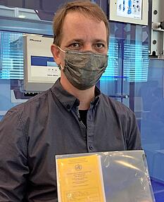 Mario Menghin ist der erste Mitarbeiter, der geimpft wurde. Foto: Yvonne Tscherwitschke