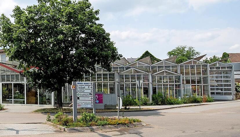 Ein Investor ist an der Fläche der Gewächshäuser interessiert. Er möchte ein Wohn- und Ärztehaus bauen. Ein Investor ist an der Fläche der Gewächshäuser interessiert. Er möchte ein Wohn- und Ärztehaus bauen.