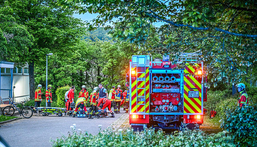 Einsatzkräfte sind im Einsatz bei einer alten Turnhalle.