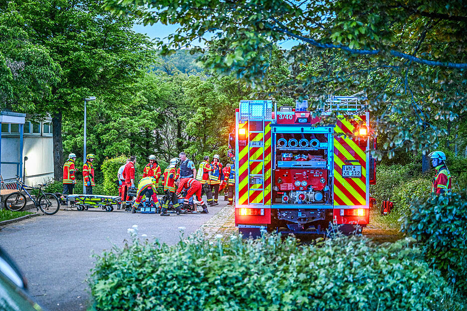 Einsatzkräfte sind im Einsatz bei einer alten Turnhalle. Einsatzkräfte sind im Einsatz bei einer alten Turnhalle.