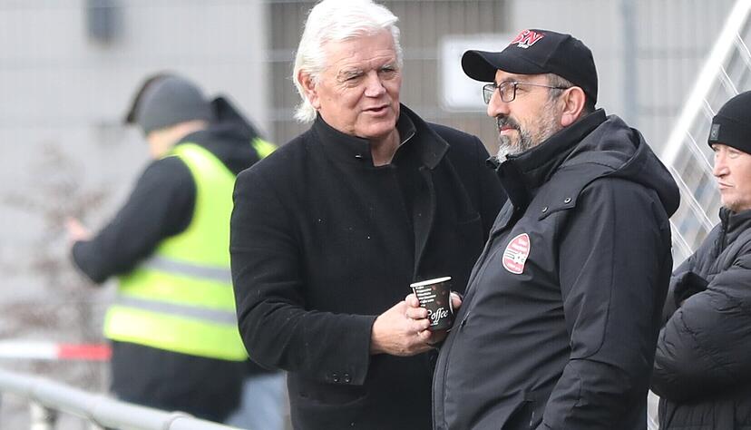 Uwe Rapolder (links), hier im Gespr&auml;ch mit Vorstand Cumali Ardin, steht k&uuml;nftig bei T&uuml;rkspor Neckarsulm nicht mehr hinter, sondern als Trainer vor der Barriere.