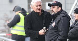 Uwe Rapolder (links), hier im Gespr&auml;ch mit Vorstand Cumali Ardin, steht k&uuml;nftig bei T&uuml;rkspor Neckarsulm nicht mehr hinter, sondern als Trainer vor der Barriere.