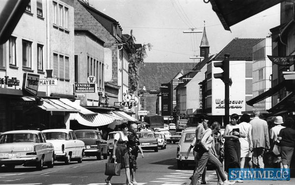1968 - Ampeln und Zebrastreifen sichern die Fußgänger im zunehmenden Verkehr in der Sülmerstraße.
Im Hintergrund ist die Nikolaikirche zu sehen. 1968 - Ampeln und Zebrastreifen sichern die Fußgänger im zunehmenden Verkehr in der Sülmerstraße.
Im Hintergrund ist die Nikolaikirche zu sehen.