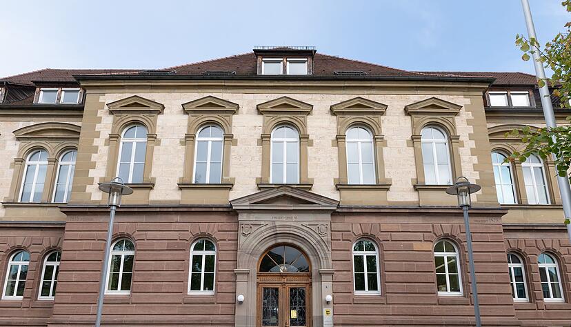 Vor dem Landgericht ist ein Mann wegen Geiselnahme angeklagt. (Symbolbild)