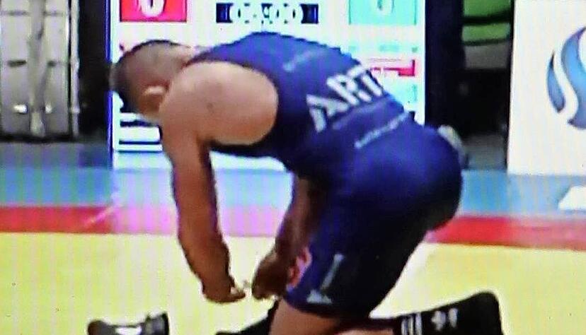 Adam Juretzko, Ex-Wittener der Devils, beendet am Saisonende seine Karrierem, verabschiedete sich von den Fans seines Heimatvereins, zog seine Schuhe (l.) aus und k&uuml;sste den Mattenboden (M.). Frank St&auml;bler (r.) war erneut siegreich.
Fotos: tok/Veigel