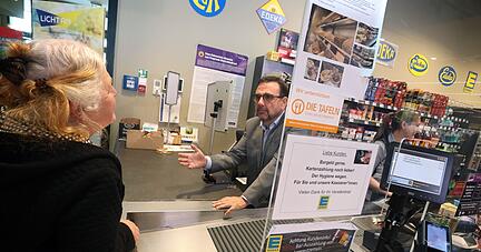 Klaus Holetschek, bayerischer Gesundheitsminister (CSU), unterh&auml;lt sich mit einer Kundin.