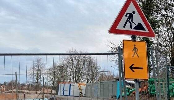 An dieser Stelle wurde der Weg der Baustelle zugeschlagen. Fu&szlig;g&auml;nger m&uuml;ssen nun ausweichen.