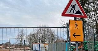 An dieser Stelle wurde der Weg der Baustelle zugeschlagen. Fu&szlig;g&auml;nger m&uuml;ssen nun ausweichen.