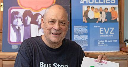Programmhefte, Tourplakate, Autobiografien: Über die Jahre hat Axel Sproesser viel über die englische Popgruppe The Hollies gesammelt. Auch sein T-Shirt ziert einer der größten Hits der Band, "Bus Stop" wurde im Jahr 1966 veröffentlicht. 
Foto: Berger