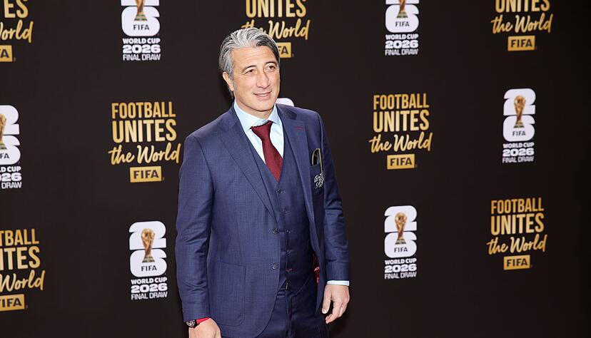 Murat Yakin posiert bei der WM-Auslosung in Washington (Archivbild). Murat Yakin posiert bei der WM-Auslosung in Washington (Archivbild).