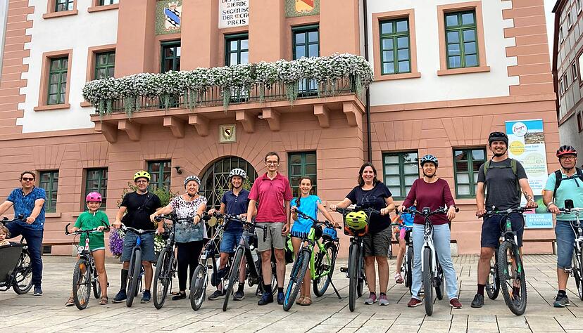 Engagierte Radfahrer zeigten den Grünen-Mitgliedern des Landtags Hermino Katzenstein (Mitte) und Erwin Köhler (2. von rechts) die Schwachstellen in Eppingens Radwegenetz.
Foto: Susanne Schwarzbürger Engagierte Radfahrer zeigten den Grünen-Mitgliedern des Landtags Hermino Katzenstein (Mitte) und Erwin Köhler (2. von rechts) die Schwachstellen in Eppingens Radwegenetz.
Foto: Susanne Schwarzbürger