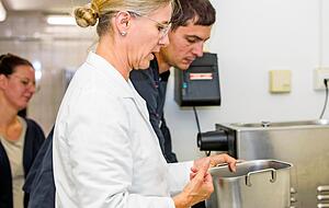 ...  und der Sahnemaschine (mit Stephanie und
Michael Sch&auml;fer junior)