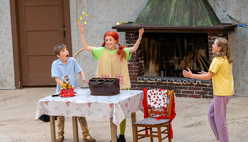 Da staunen Tommy und Annika nicht schlecht als Pippi ihnen ihren Koffer voller Goldstücke zeigt.