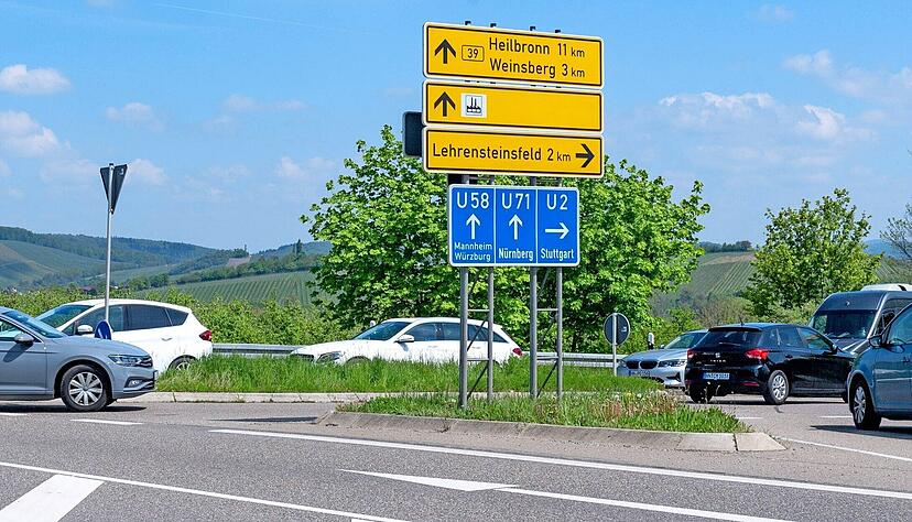 An dieser Stelle soll ein Kreisverkehr den Einmündungsbereich ersetzen und massive Rückstaus sowie Unfälle verhindern. An dieser Stelle soll ein Kreisverkehr den Einmündungsbereich ersetzen und massive Rückstaus sowie Unfälle verhindern.