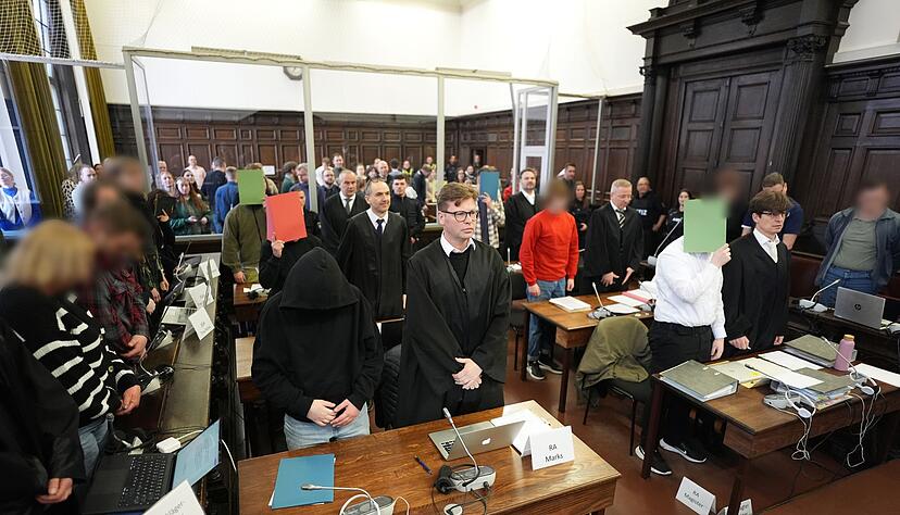 Acht Angeklagte m&uuml;ssen sich vor dem Staatsschutzsenat des Hanseatischen Oberlandesgerichts verantworten.