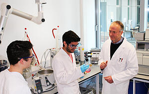 Baseclick-Chef Dr. Thomas Frischmuth im Gespräch mit Mitarbeitern