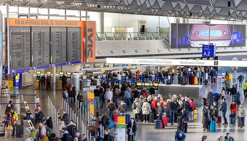 Mehr als 500.000 Flugpassagiere k&ouml;nnen ihre Reisen am Montag nicht wie geplant antreten.