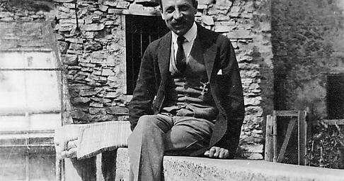 Sommerliches Idyll: Rainer Maria Rilke im August 1924 auf der Terrasse des Hotels Bellevue in Sierre. Sommerliches Idyll: Rainer Maria Rilke im August 1924 auf der Terrasse des Hotels Bellevue in Sierre.