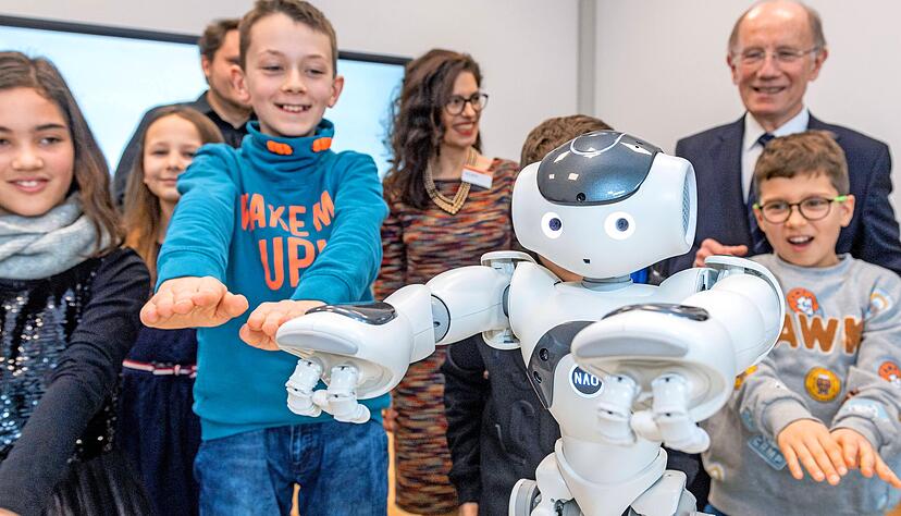 Das Robert-Mayer-Gymnasium in Heilbronn nimmt Robo-Think-Lab in Betrieb: Möglich gemacht hat das die Arnfried-und-Hannelore-Meyer-Stiftung.
Foto: Mario Berger Das Robert-Mayer-Gymnasium in Heilbronn nimmt Robo-Think-Lab in Betrieb: Möglich gemacht hat das die Arnfried-und-Hannelore-Meyer-Stiftung.
Foto: Mario Berger