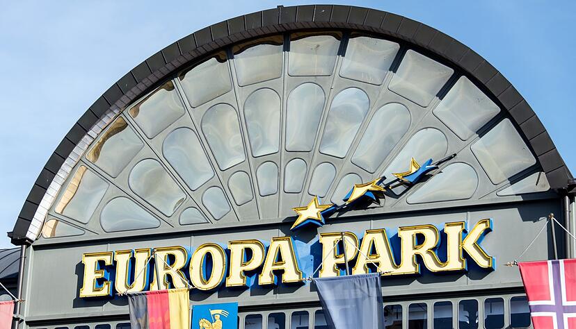 Der Haupteingang des Europa-Parks in Rust ist von Flaggen umrahmt. Der Haupteingang des Europa-Parks in Rust ist von Flaggen umrahmt.
