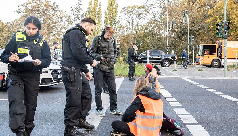 Mitglieder der Gruppe "Letzte Generation" bei einer Blockade auf der Seestraße in Berlin. Mitglieder der Gruppe "Letzte Generation" bei einer Blockade auf der Seestraße in Berlin.