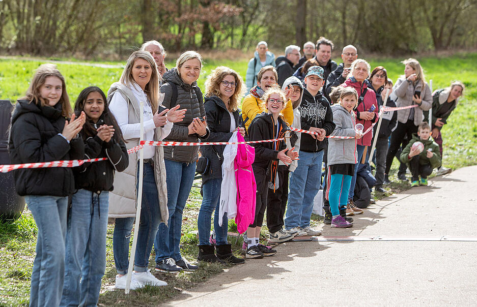 Zum 46. Mal laufen Teilnehmer über die Ziellinie des Lindenlaufs in Neuenstadt Zum 46. Mal laufen Teilnehmer über die Ziellinie des Lindenlaufs in Neuenstadt