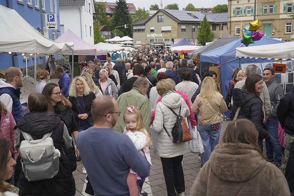 In den Ortskern von Langenbrettach lockt der Brettacher Markt am Wochenende einige Besucher.