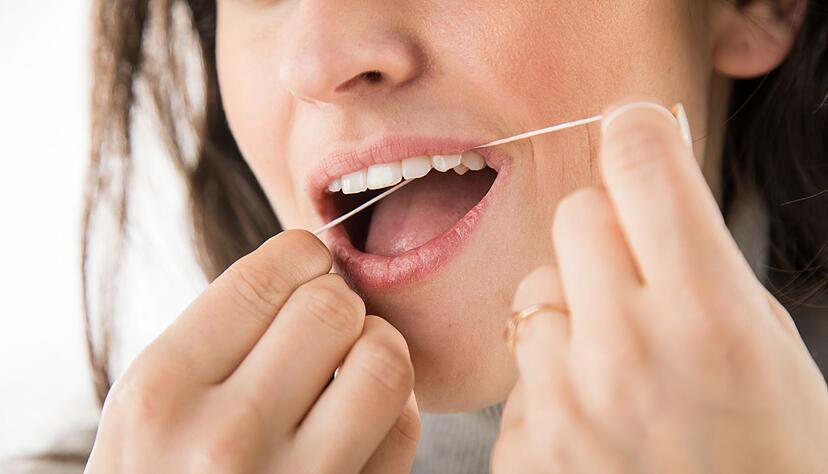 Auch Implantate brauchen gr&uuml;ndliche Pflege: Zahnseide oder Interdentalb&uuml;rstchen sorgen f&uuml;r saubere Zwischenr&auml;ume und beugen Entz&uuml;ndungen vor.