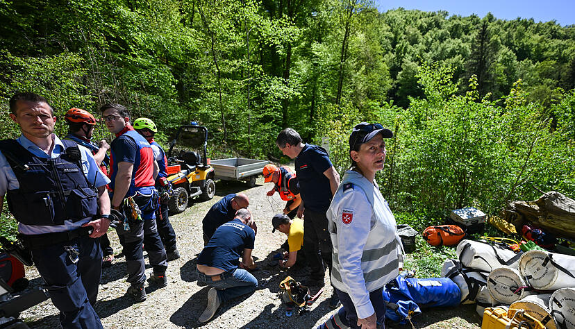 Einsatzkr&auml;fte bereiten am Freitag, 1. Mai, einen Einsatz in der Falkensteiner H&ouml;hle auf der Schw&auml;bischen Alb vor. In der schwer zug&auml;nglichen Falkensteiner H&ouml;hle ist nach einem medizinischen Notfall ein Mann ums Leben gekommen.