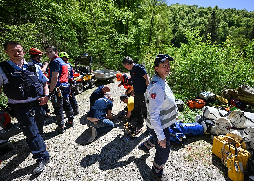 Einsatzkr&auml;fte bereiten am Freitag, 1. Mai, einen Einsatz in der Falkensteiner H&ouml;hle auf der Schw&auml;bischen Alb vor. In der schwer zug&auml;nglichen Falkensteiner H&ouml;hle ist nach einem medizinischen Notfall ein Mann ums Leben gekommen.