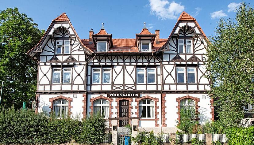 Der Volksgarten in Heilbronn zählt zu den markantesten Gebäuden der Stadt. Über Jahrzehnte hinweg war es ein beliebtes Ausflugslokal und ein geschätztes Restaurant. Ab 1. Juli 2024 soll das Restaurant wiedereröffnen.
Foto: Archiv/Veigel Der Volksgarten in Heilbronn zählt zu den markantesten Gebäuden der Stadt. Über Jahrzehnte hinweg war es ein beliebtes Ausflugslokal und ein geschätztes Restaurant. Ab 1. Juli 2024 soll das Restaurant wiedereröffnen.
Foto: Archiv/Veigel