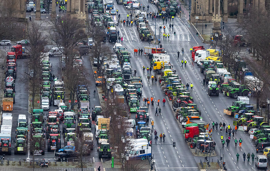 Zahlreiche Traktoren, Lastwagen und Autos stehen am Morgen auf der Straße des 17. Juni.