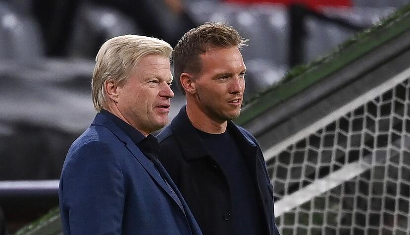 Oliver Kahn (l) mit Bundestrainer Julian Nagelsmann. (Archivbild)